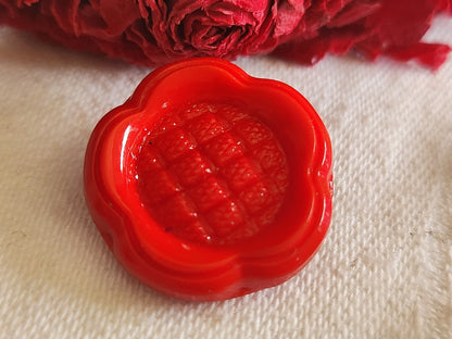 Bouton vintage en verre rouge travaillé 2,2 cm G7G