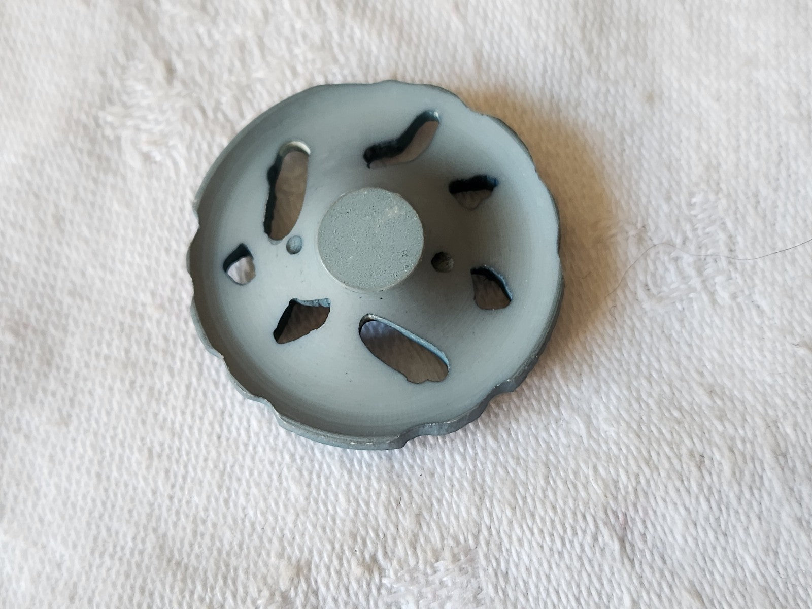 Ancien bouton decoupis bleu marguerite fleur 2,9 cm ref 1914