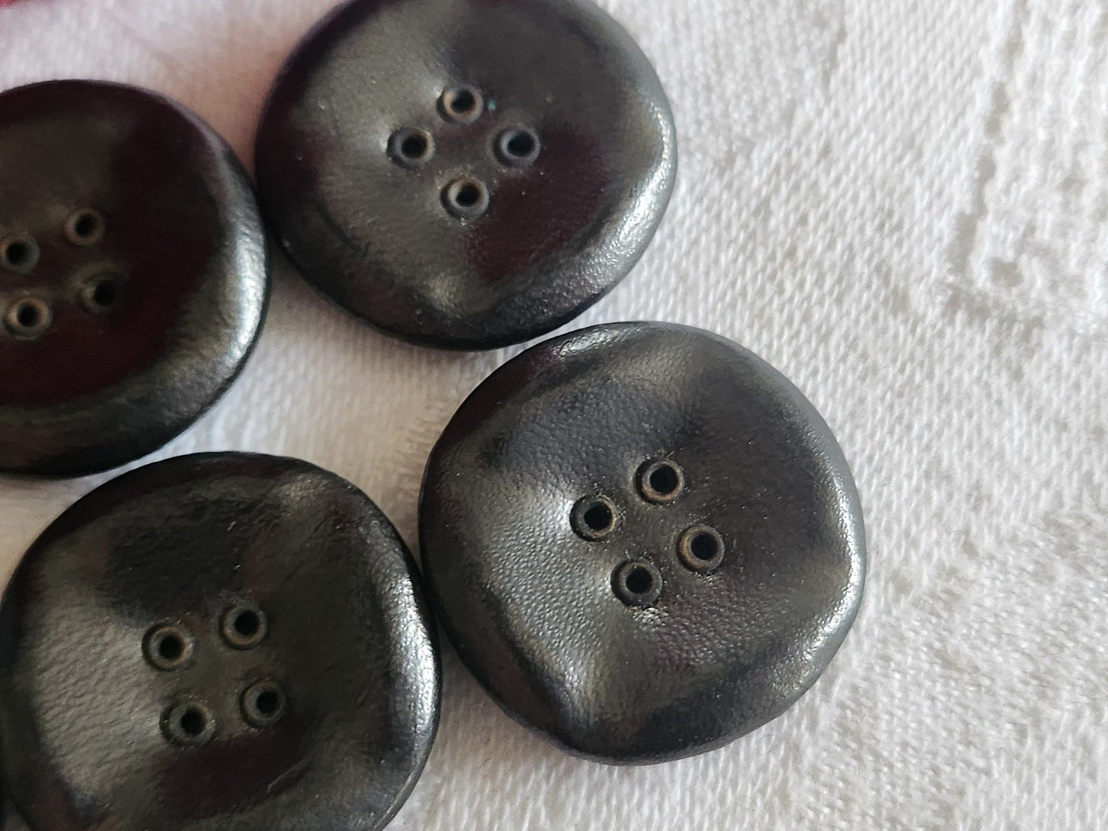 Lot  6 boutons anciens en cuir gris passants 2,3 cm ref 6085