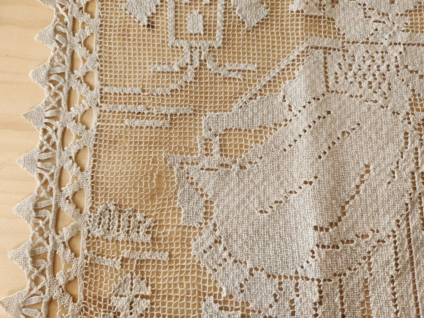 Grande application ancienne quelques brides a remanier moulins 30,5 sur 28cm  B8