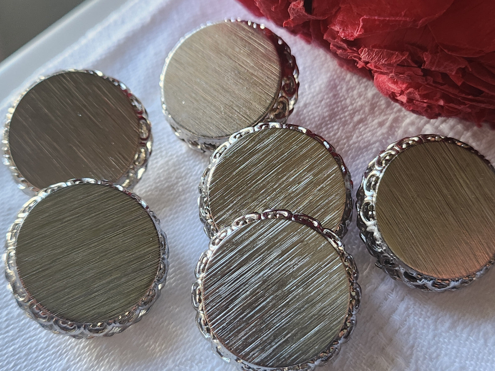 Lot 6 boutons vintage en métal argenté superbe 2,4 cm pied travaillé ref 2446