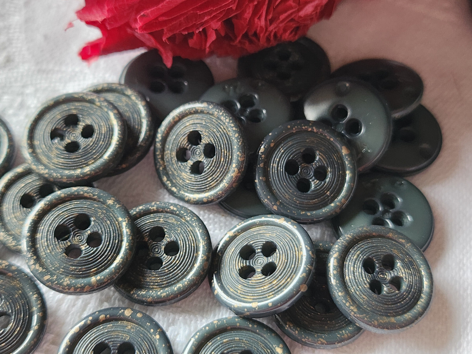 Lot 22 petits boutons vintage vert moucheté doré trous 1,5 cm ref 3344