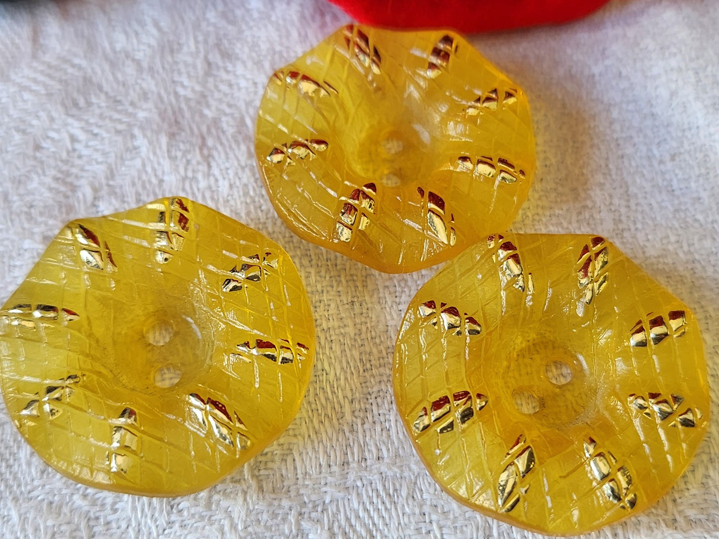 Trio boutons vintage ondulé jaune à trous 2,8 cm ref 612