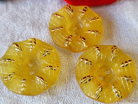 Trio boutons vintage ondulé jaune à trous 2,8 cm ref 612