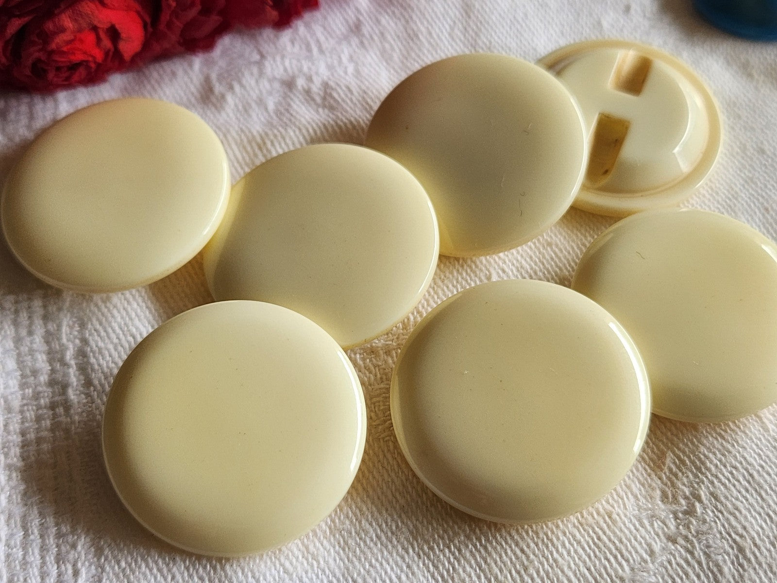 Lot 6 gros boutons vintagecréme lisse pied 2,8 cm ref 1158