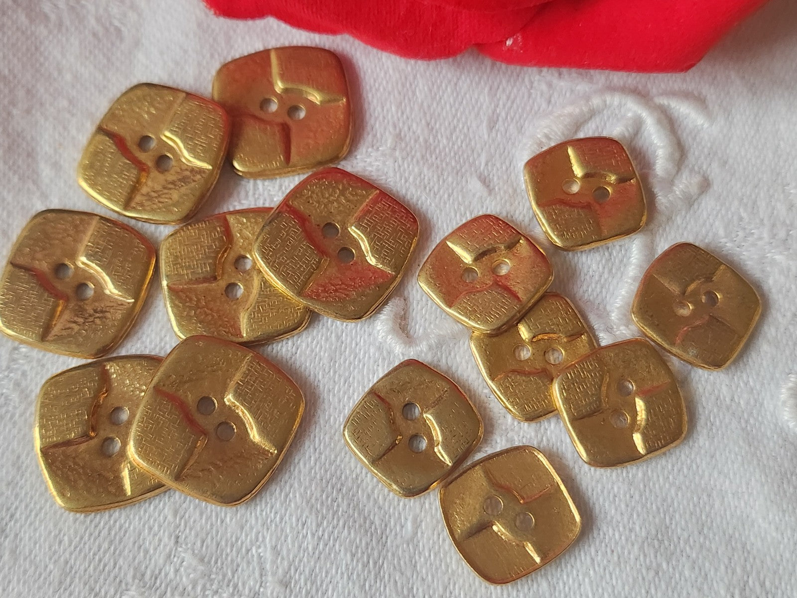 Lot 14 boutons vintage en métal carré 1,3 et 1,8 cm trous ref 403