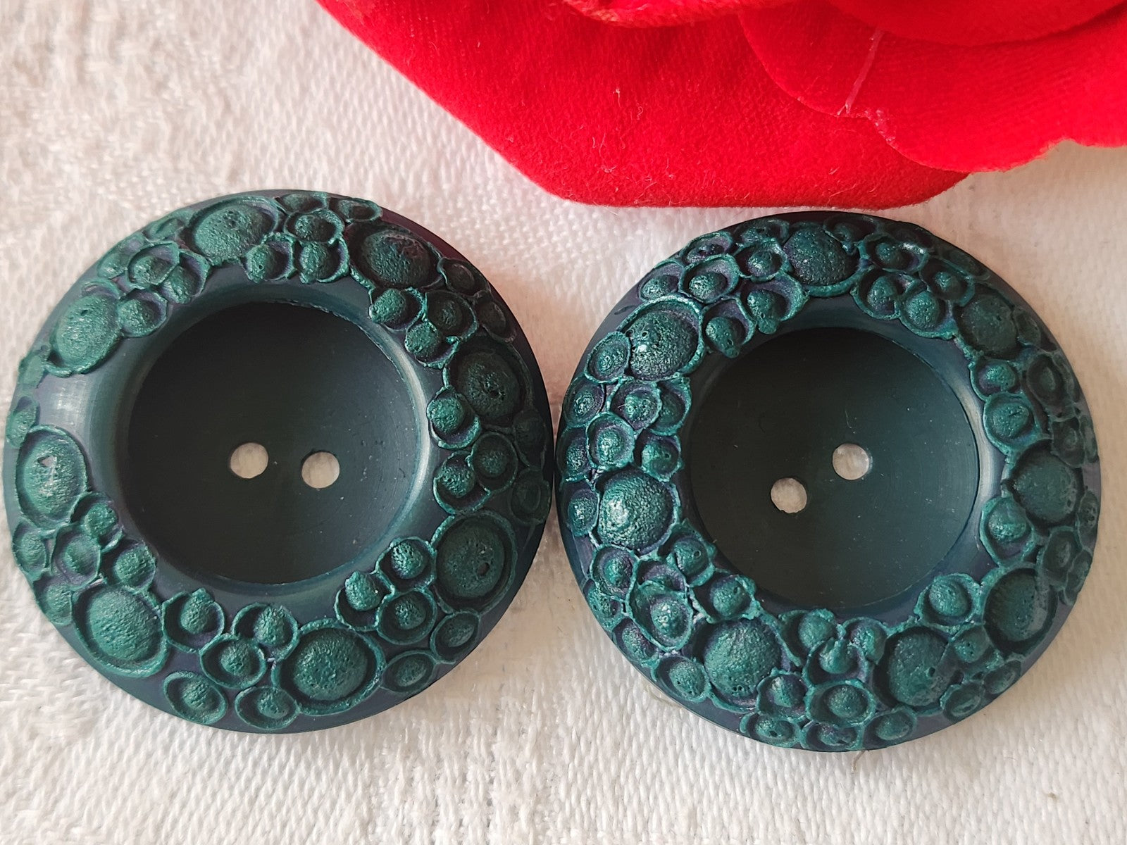 Duo gros bouton vintage vert épais trAvaillé 3,4 cm à trous D18G