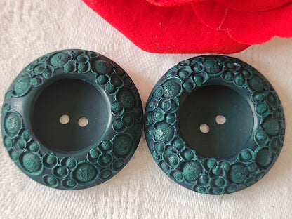 Duo gros bouton vintage vert épais trAvaillé 3,4 cm à trous D18G