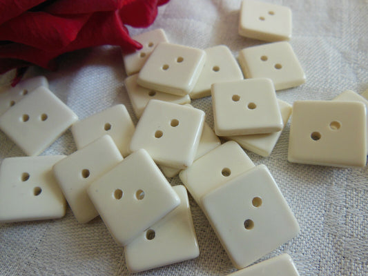 Lot 36 boutons crème carré 2 trous  1,4 cm ref 3479