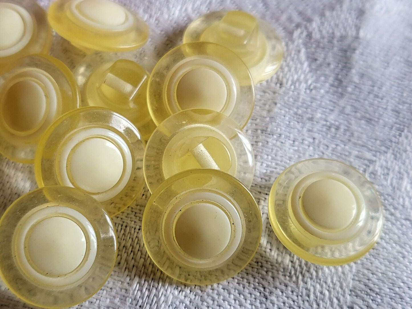 Lot 15 boutons vintage jaune pastel  transparent  pied  1,3 cm ref 2812