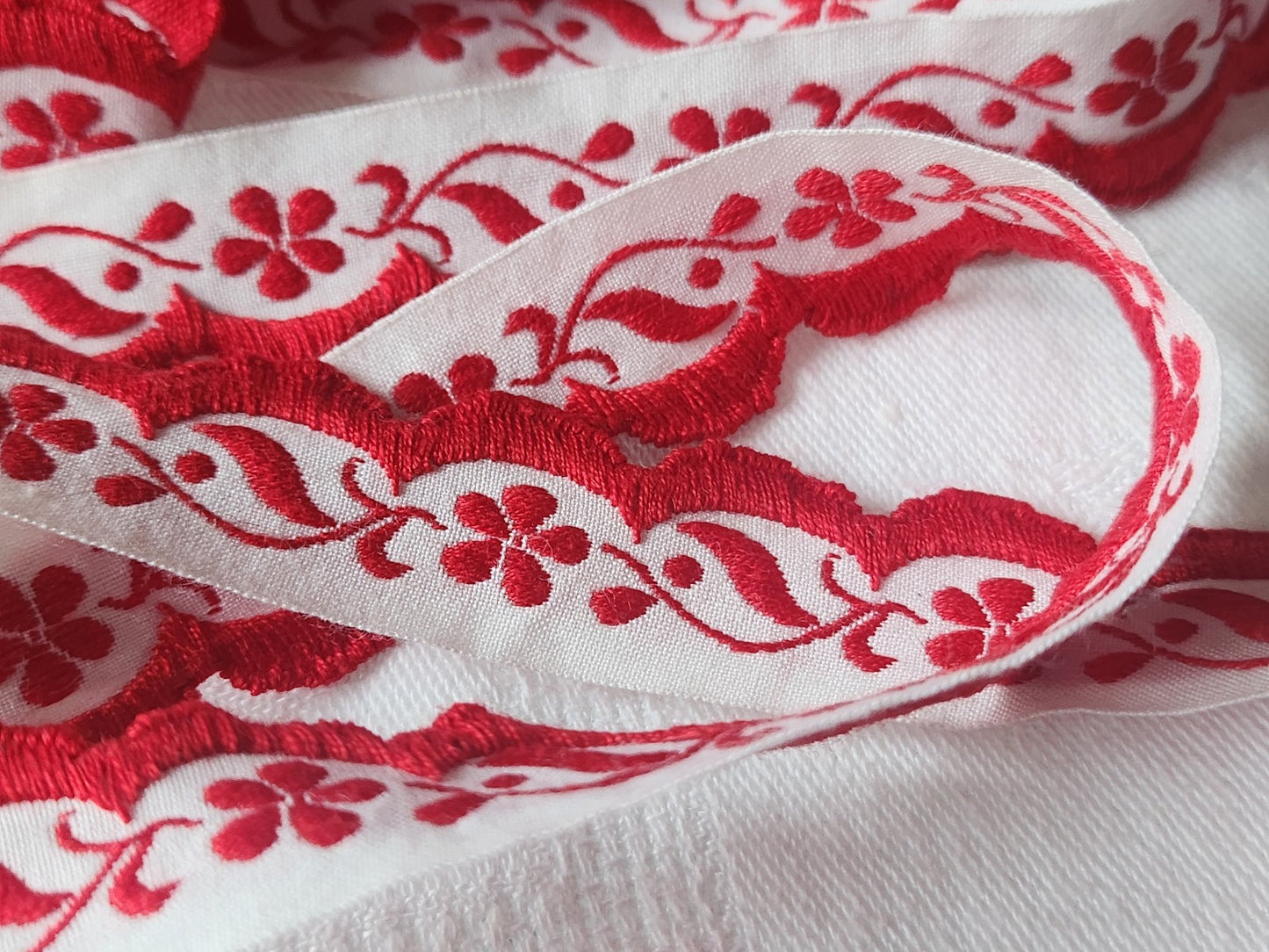 Galon vintage  feston bordure rouge fleur 3 métres sur 2 cm A2