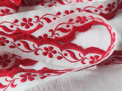 Galon vintage  feston bordure rouge fleur 3 métres sur 2 cm A2