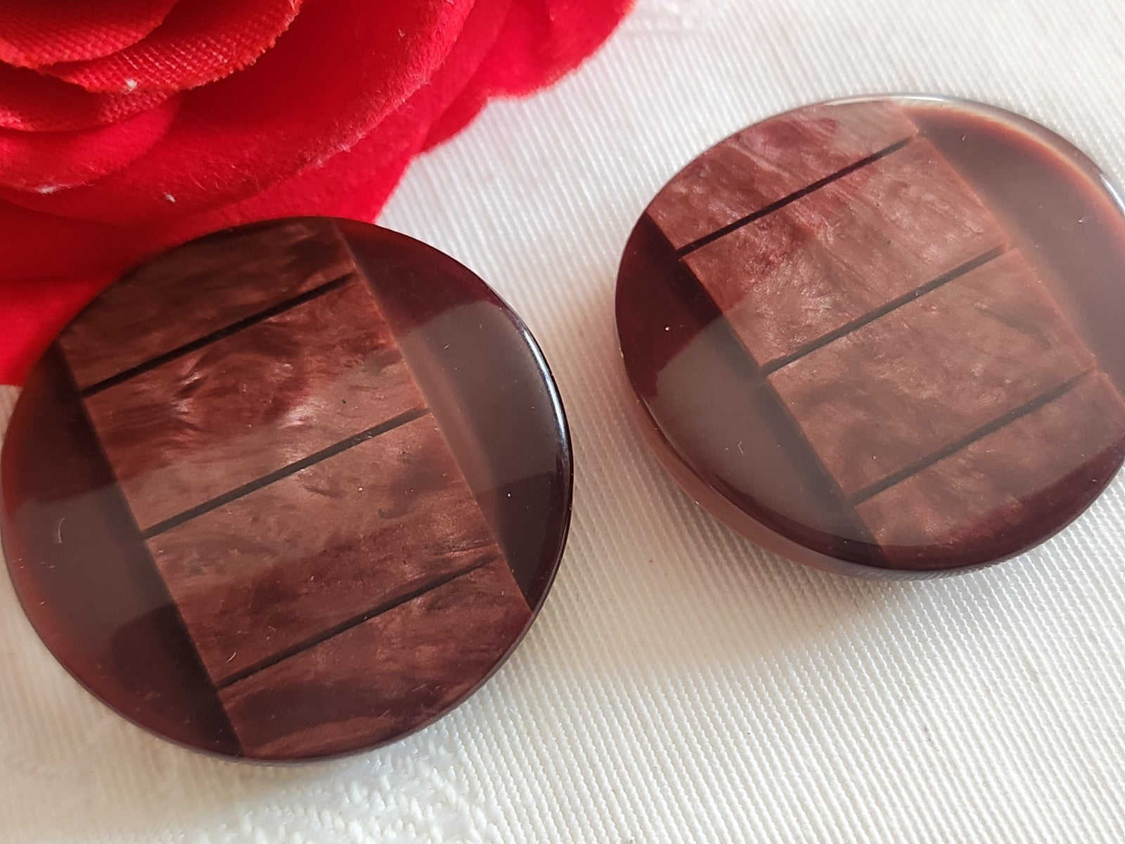 duo gros boutons vintage inclusion lie de vin e pied  3,3 cm ref 6377