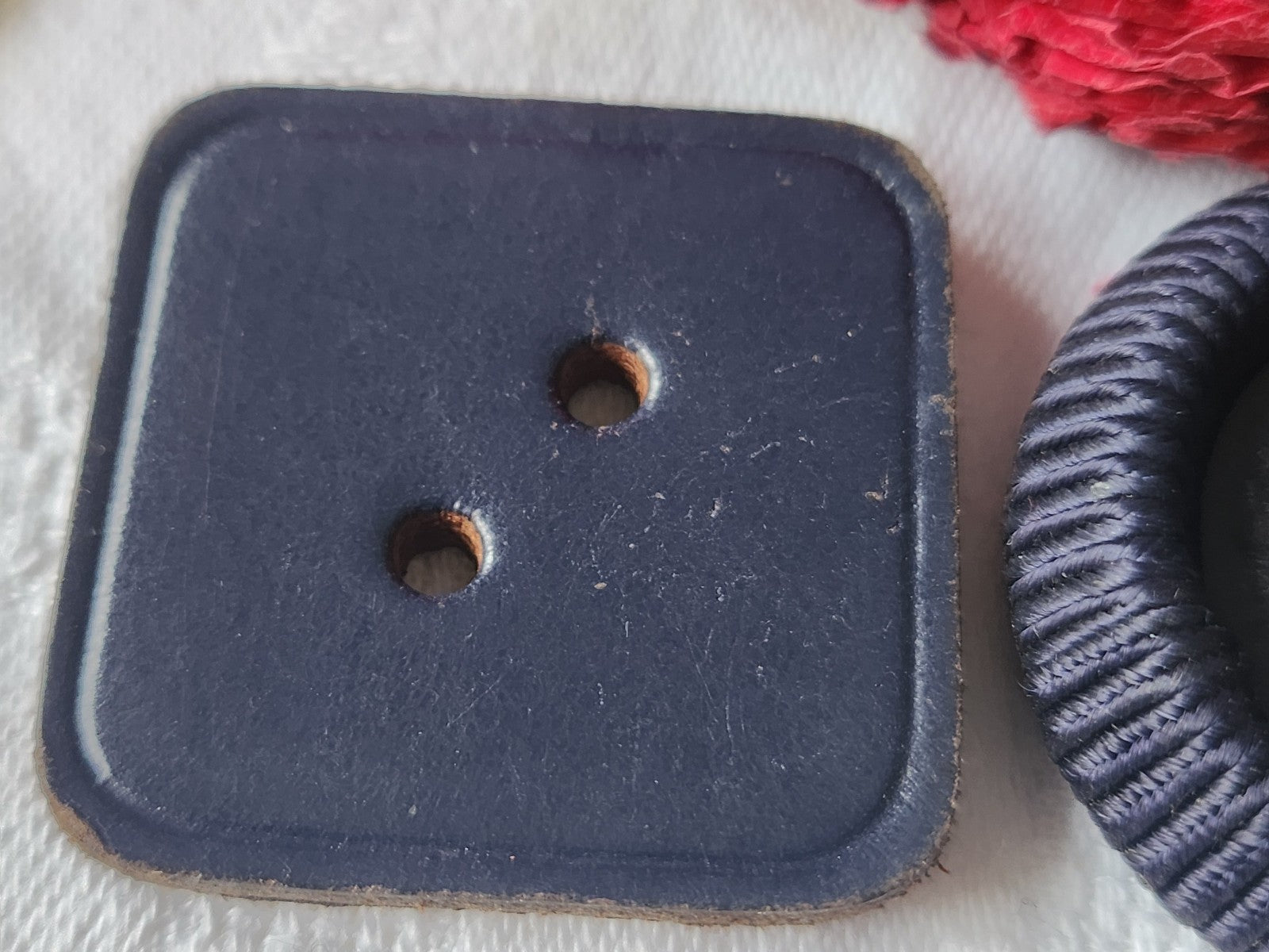 Duo énormes boutons vintage cuir et passementerie bleu 3,6 et 3,7 cm ref 5851