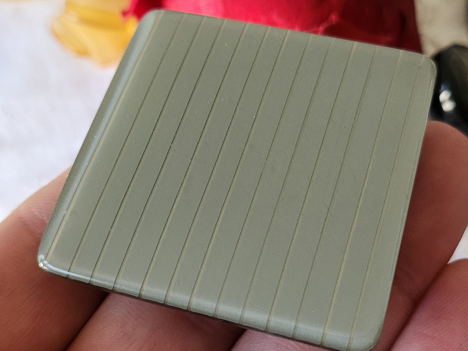 Énorme bouton ancien vintage parurier collection carré gris 4,9 cm ref 5429
