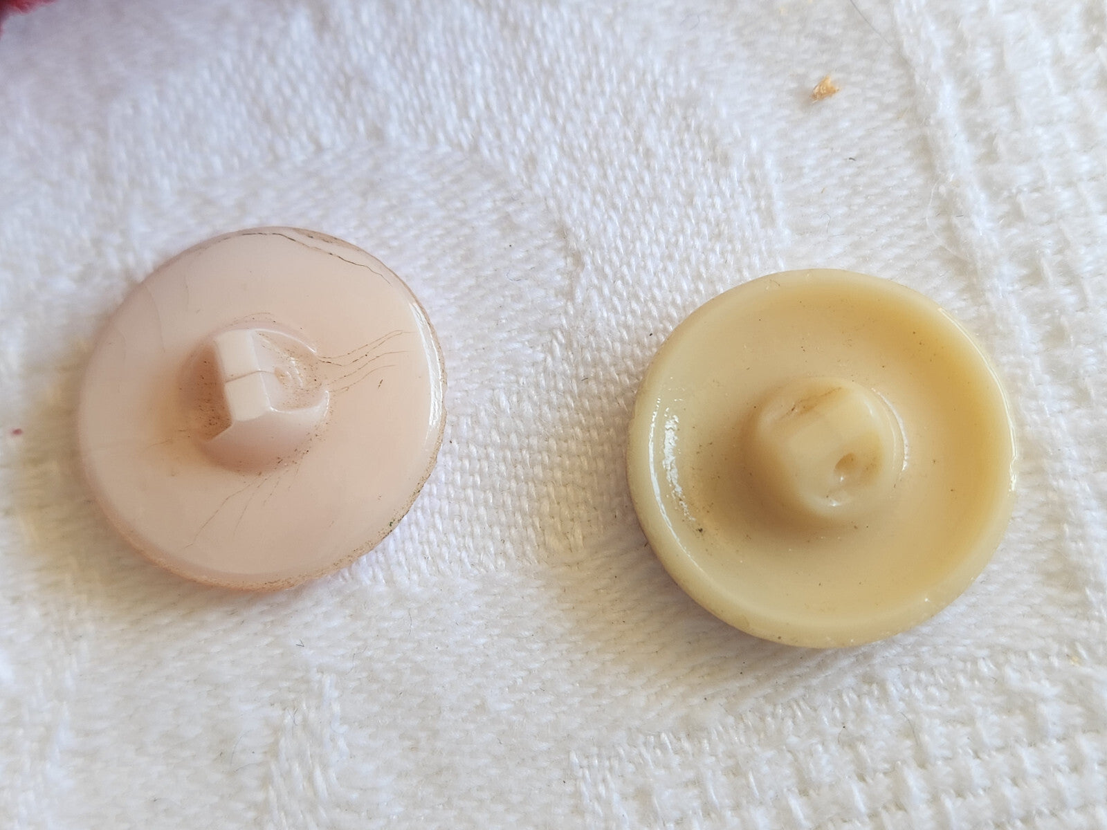 Duo boutons anciens en verre rose beige  pied  1,7 cm vintage G2O