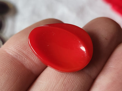 Bouton anciens en verre vintage rouge ovale 1,7 sur 2,2 cm G18C