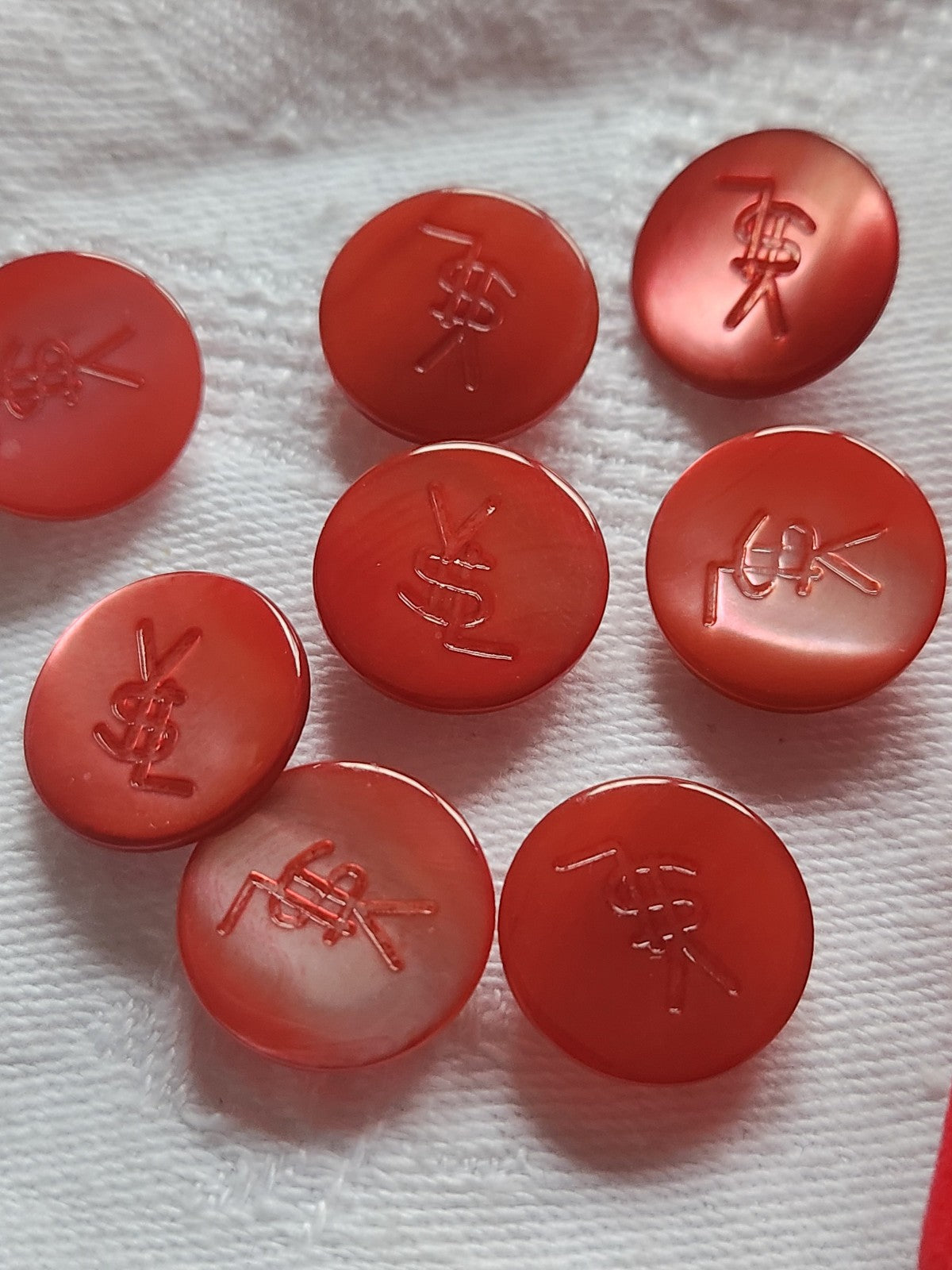Lot 8 boutons vintage en nacre rose/ rouge YSL 1,4 cm pied panaché  ref 5249