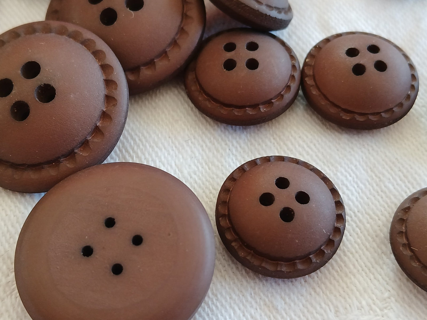 Lot 16 boutons vintage marron mat panaché 17 mm 22mm et 24 mm ref 6468