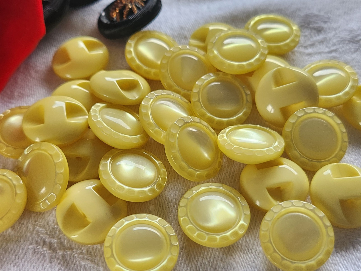 Lot 15 boutons vintage jaune  lumineux travaillé pied 1,4 cm ref 2423