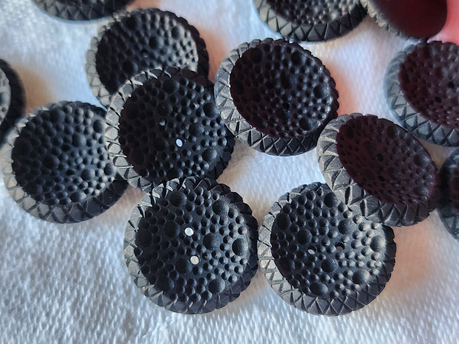 Lot 14 boutons vintage  noir  alveole dentelle relief 1,5 cm ref 5757