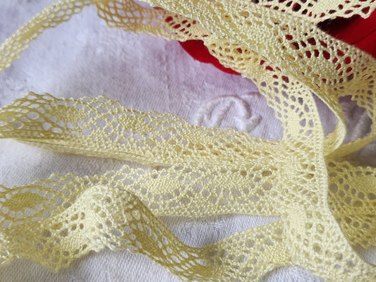 Dentelle vintage jaune  coton 3 métres sur 1,5 cm A6