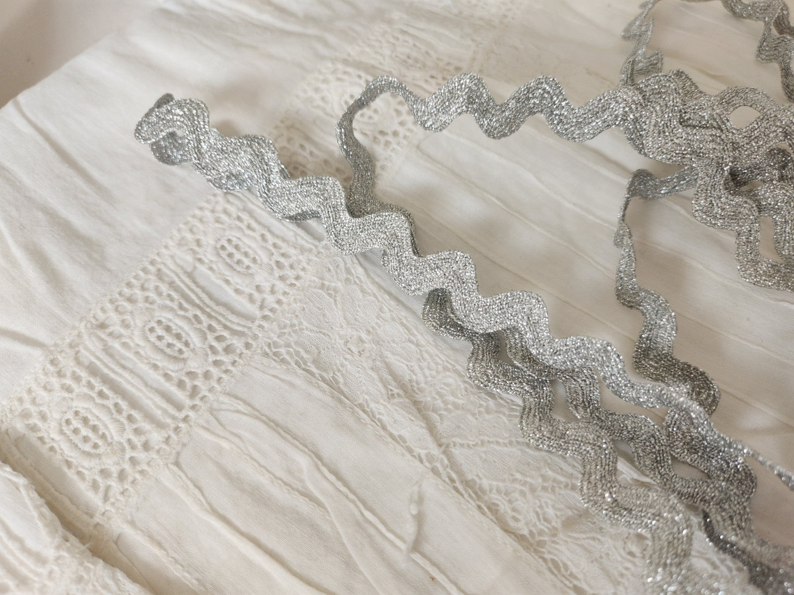 Serpentine ancienne dentelle galon argenté 3 mètres A2