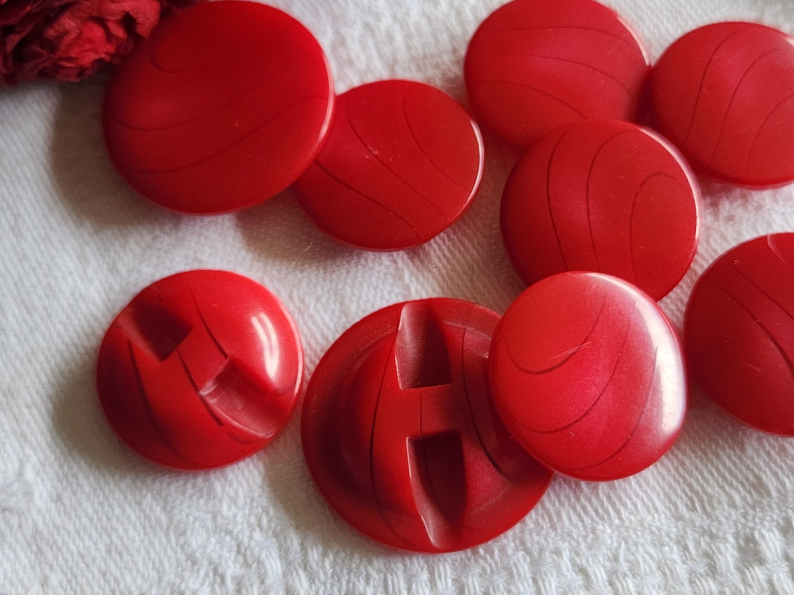 Lot 9 boutons vintage vague rouge pied  2,1 cm (7) et  2,6 cmc (2) ref 1123