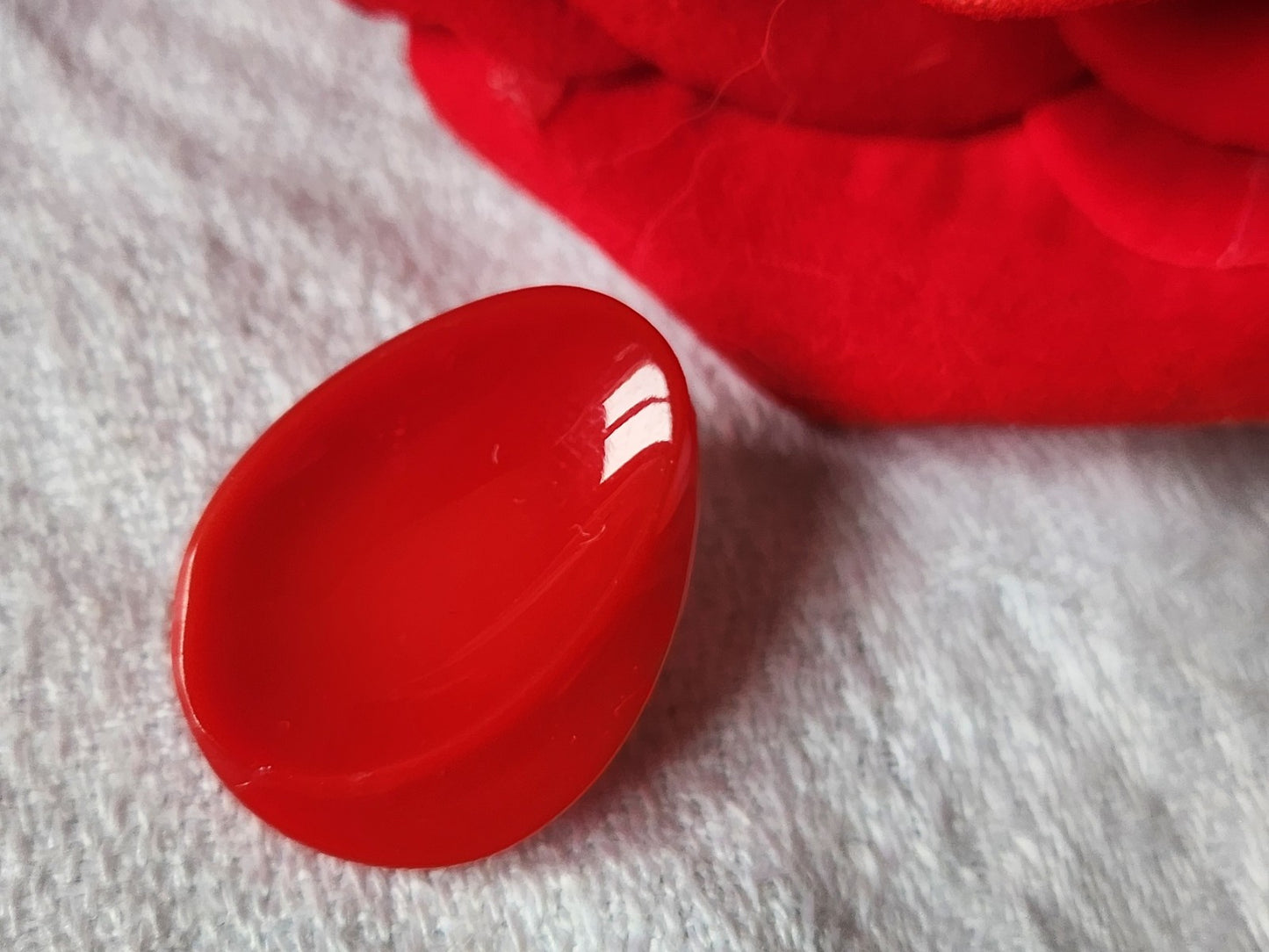 Bouton anciens en verre vintage rouge ovale 1,7 sur 2,2 cm G18C