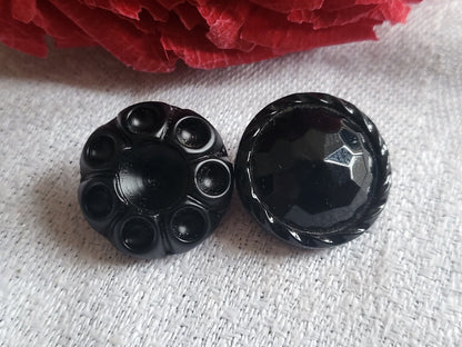 Duo boutons anciens en verre noir travaillé diamètre 1,7 cm G15K