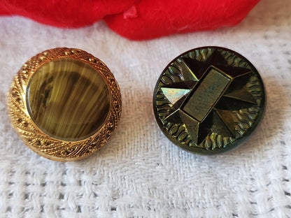 Duo boutons anciens en verre vintage vert  travaillé 1,8 cm D18D