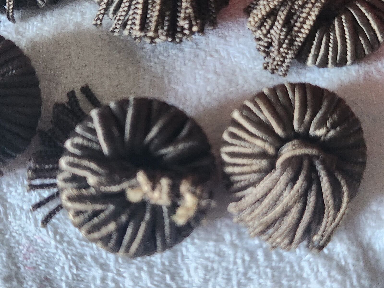 Lot 6 boutons anciens vintage passementerie gris /marron pendant 2,1 cm ref 5743