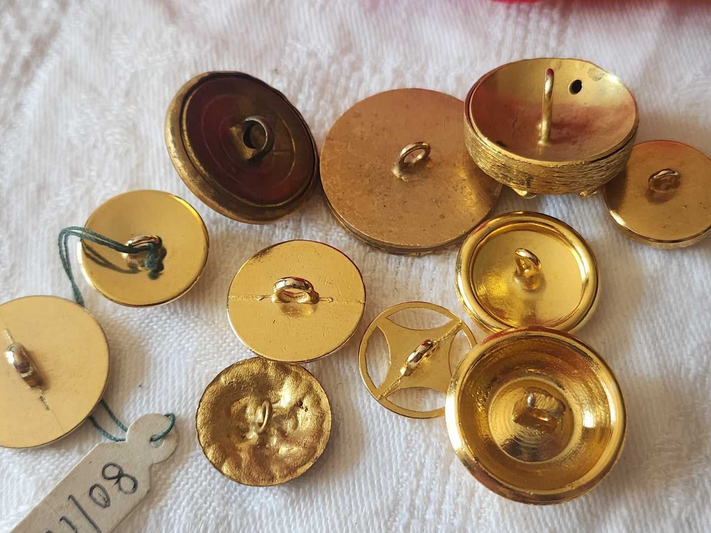 Lot 11 boutons vintage en métal doré panaché 1,5 à 2,5 cm ref 6062