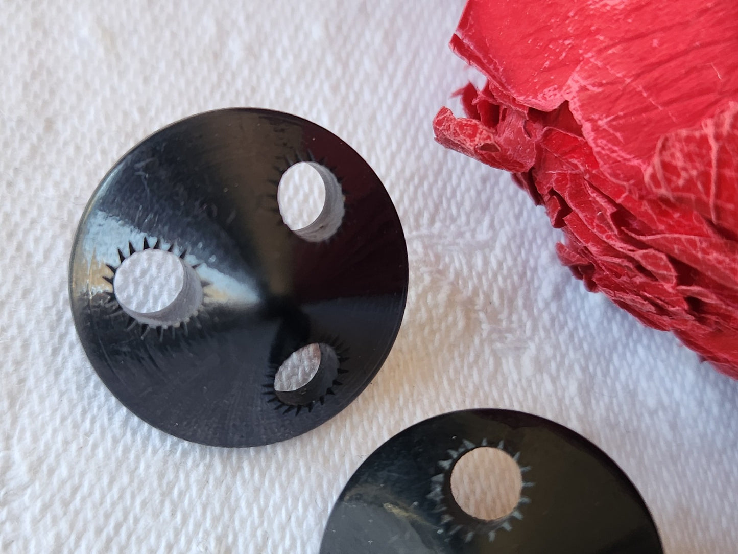 Duo boutons anciens un noir un bleu foncé  ajouré pied laiton dome 1,8 cm G15T