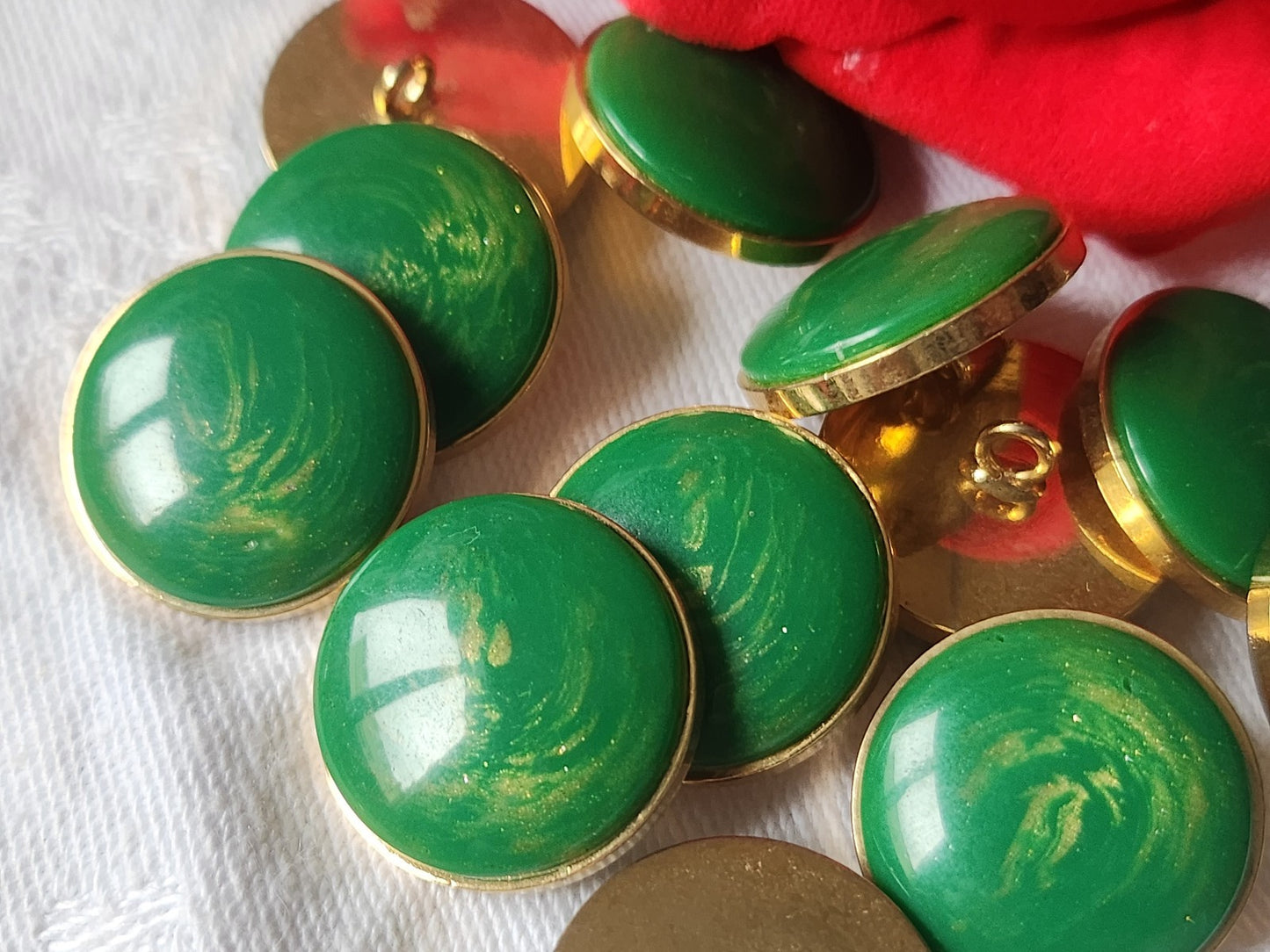 Lot 6 boutons vintage monture métal  vert et or pied 2 cm ref 5247