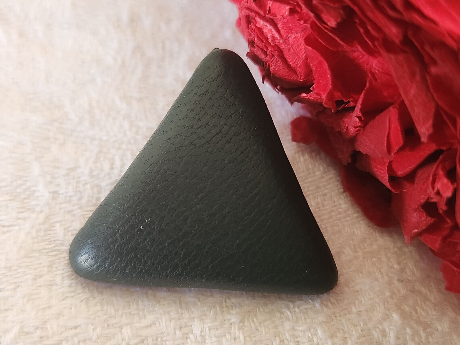 Bouton ancien en cuir vert triangle vintage rare  3 cm D6F