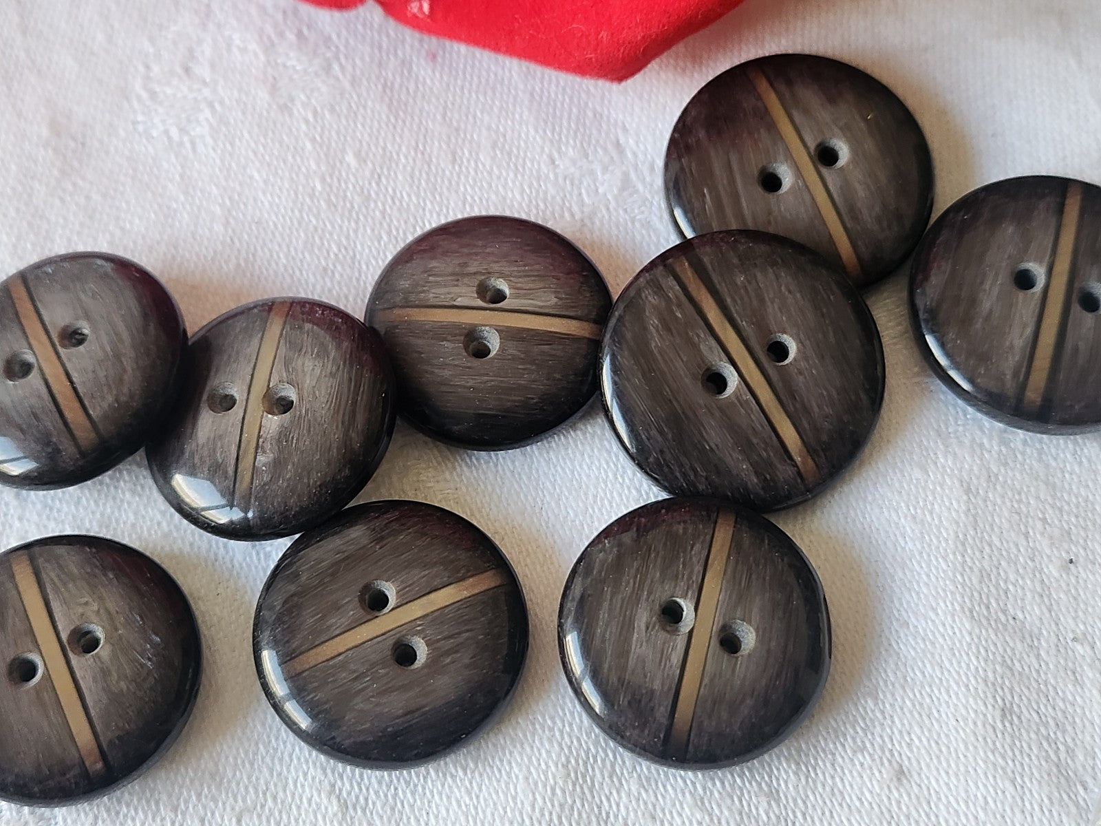 Lot 9 boutons vintage marron liseré nacré trous 2,3 et 2,5 cm ref 2775