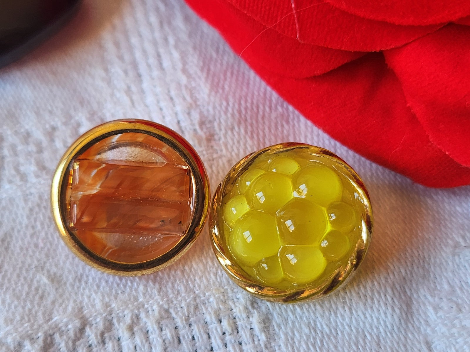 Duo boutons anciens en verre  jaune orange  vintage 1,7 et 1,8 cm D11D