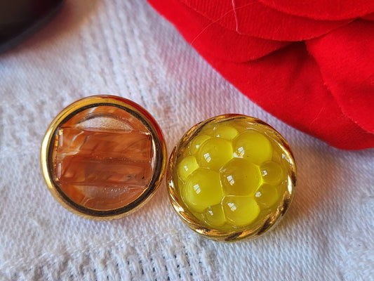Duo boutons anciens en verre  jaune orange  vintage 1,7 et 1,8 cm D11D