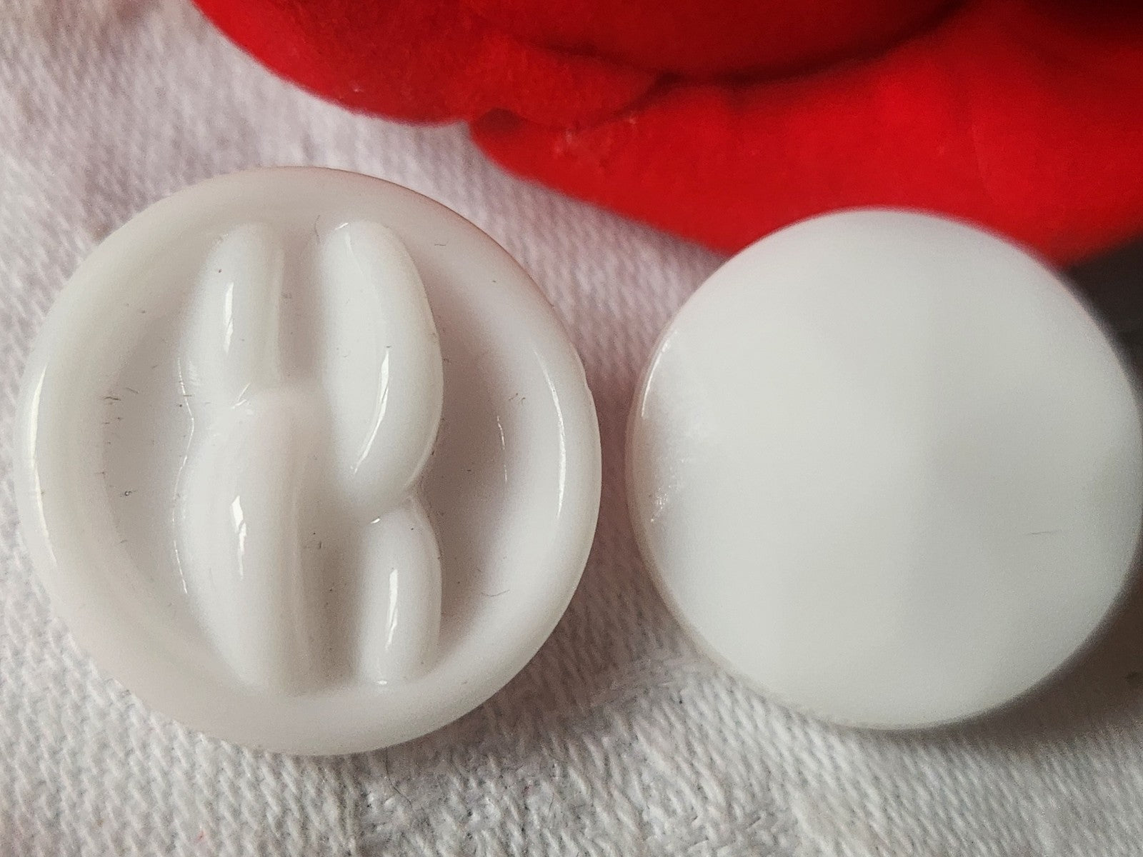 Duo gros boutons anciens en verre blanc vintage 2,2 cm D9J