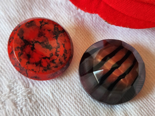 Duo boutons anciens en verre vintage rouge 1,8 et  1,7 cm G17L