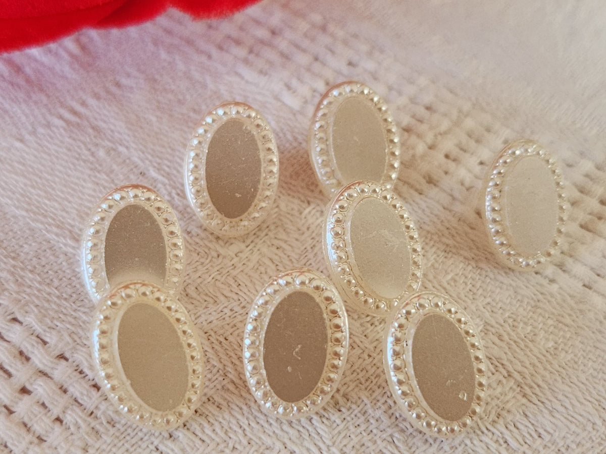 Lot 8 boutons vintage en verre ovale blanc 0,9 sur 1,3 cm ref 0024