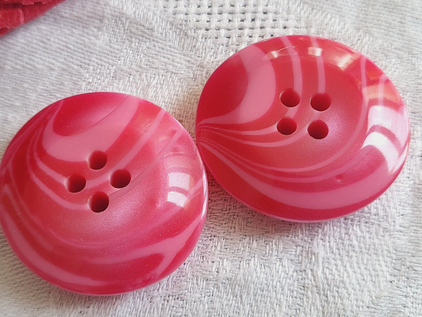 Duo gros boutons vintage rose veiné épais ovale 3,4 sur 3,2 cm ref 4424