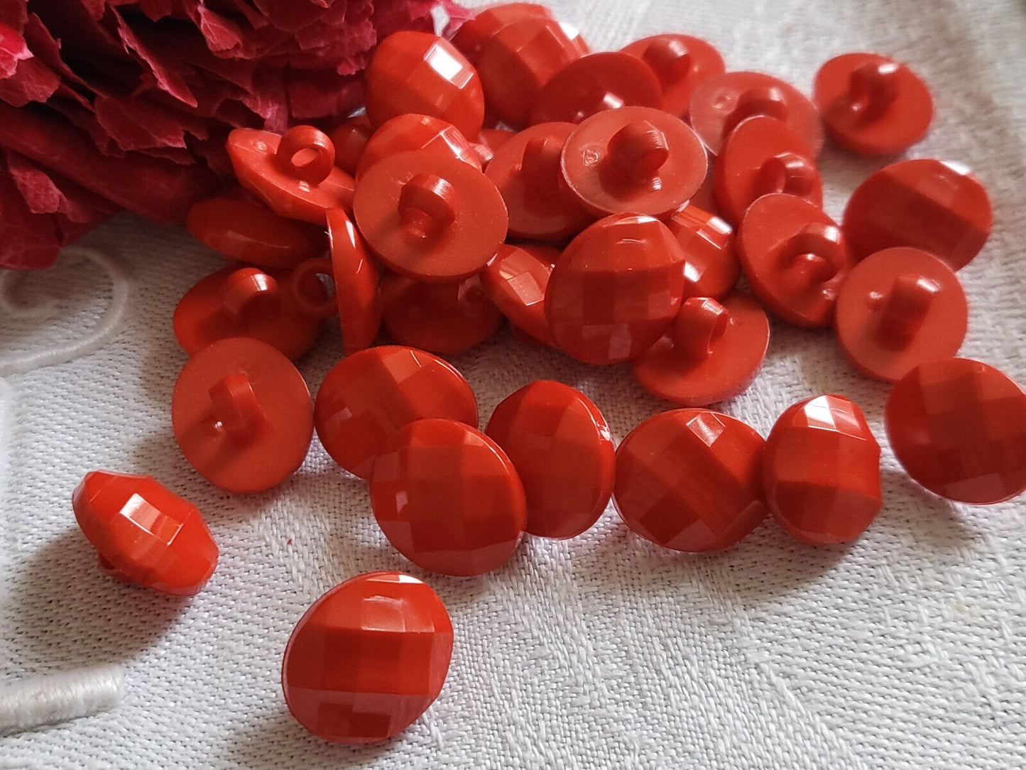 Lot 31 boutons  année 80/90 rouge facette pied 1  sur 1,2 cm ref 1256