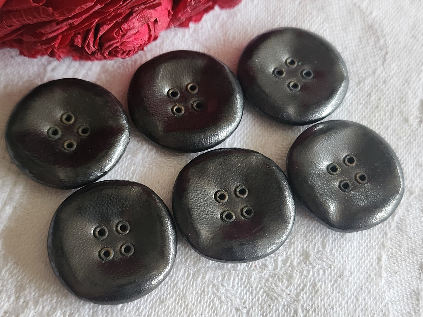 Lot  6 boutons anciens en cuir gris passants 2,3 cm ref 6085