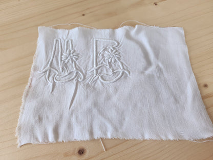 Ancien monogramme ancien MB  11,5 cm sur 46,5 cm T8