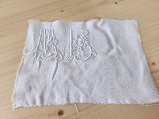 Ancien monogramme ancien MB  11,5 cm sur 46,5 cm T8