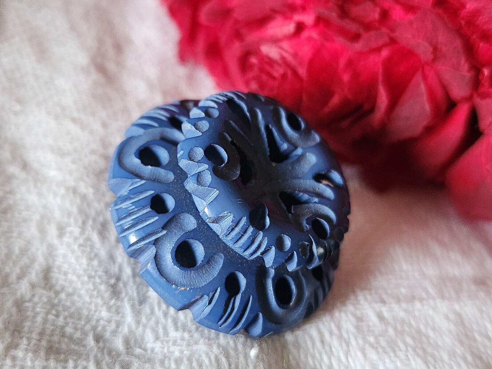 Gros bouton ancien collection bleu sculpté joli ajouré 2,6 cm ref 3162