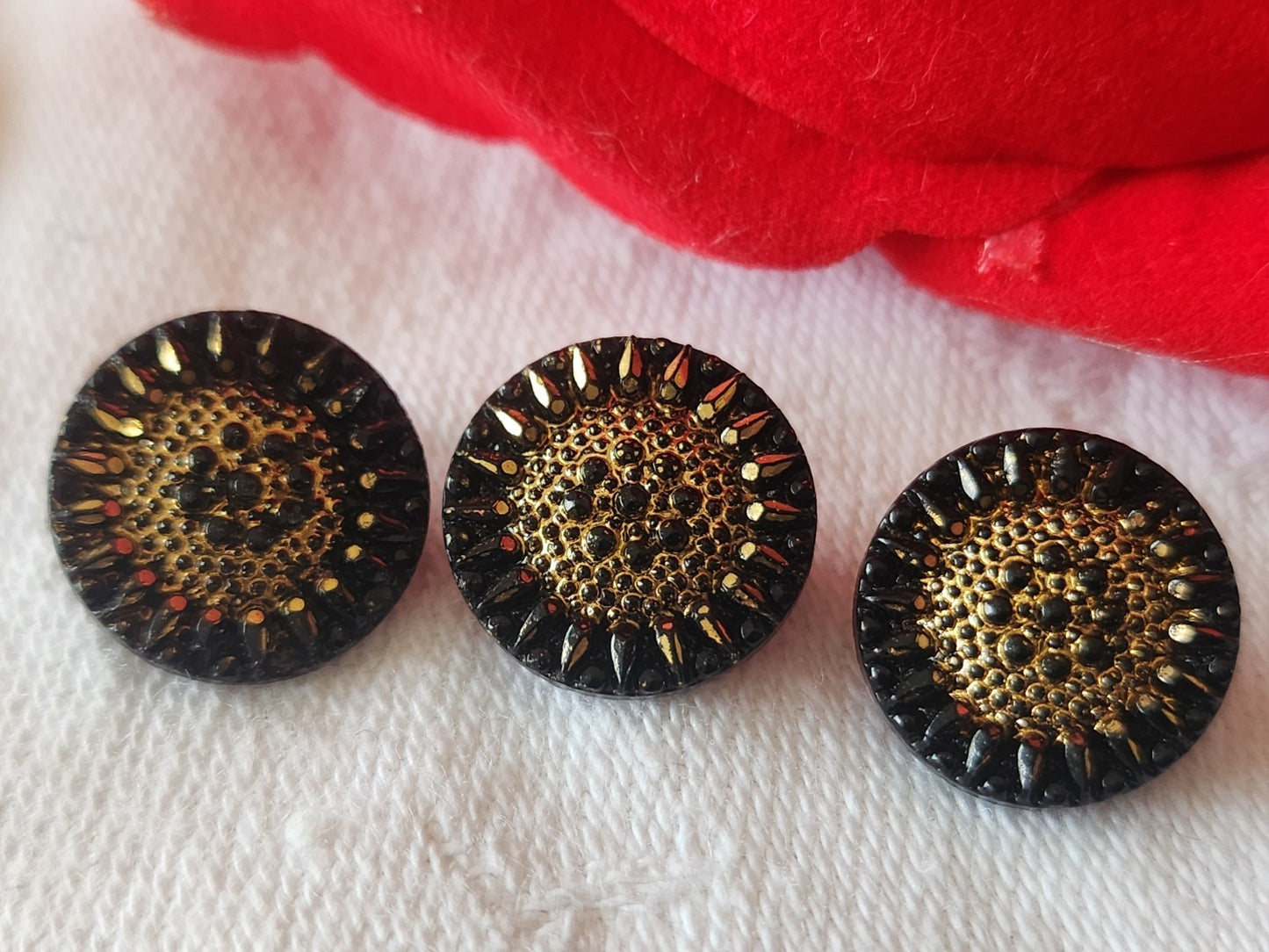 Trio petits boutons anciens en verre noir doré fleur pied 1,3 cm G2E