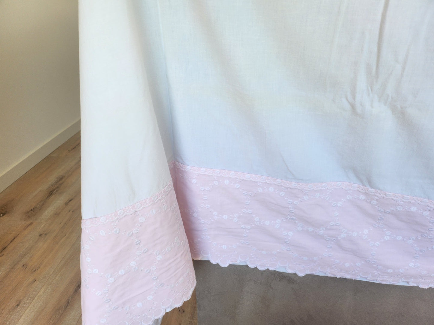 Ancien drap  monogramme HK rose  galon 225 cmsur  285 cm B7